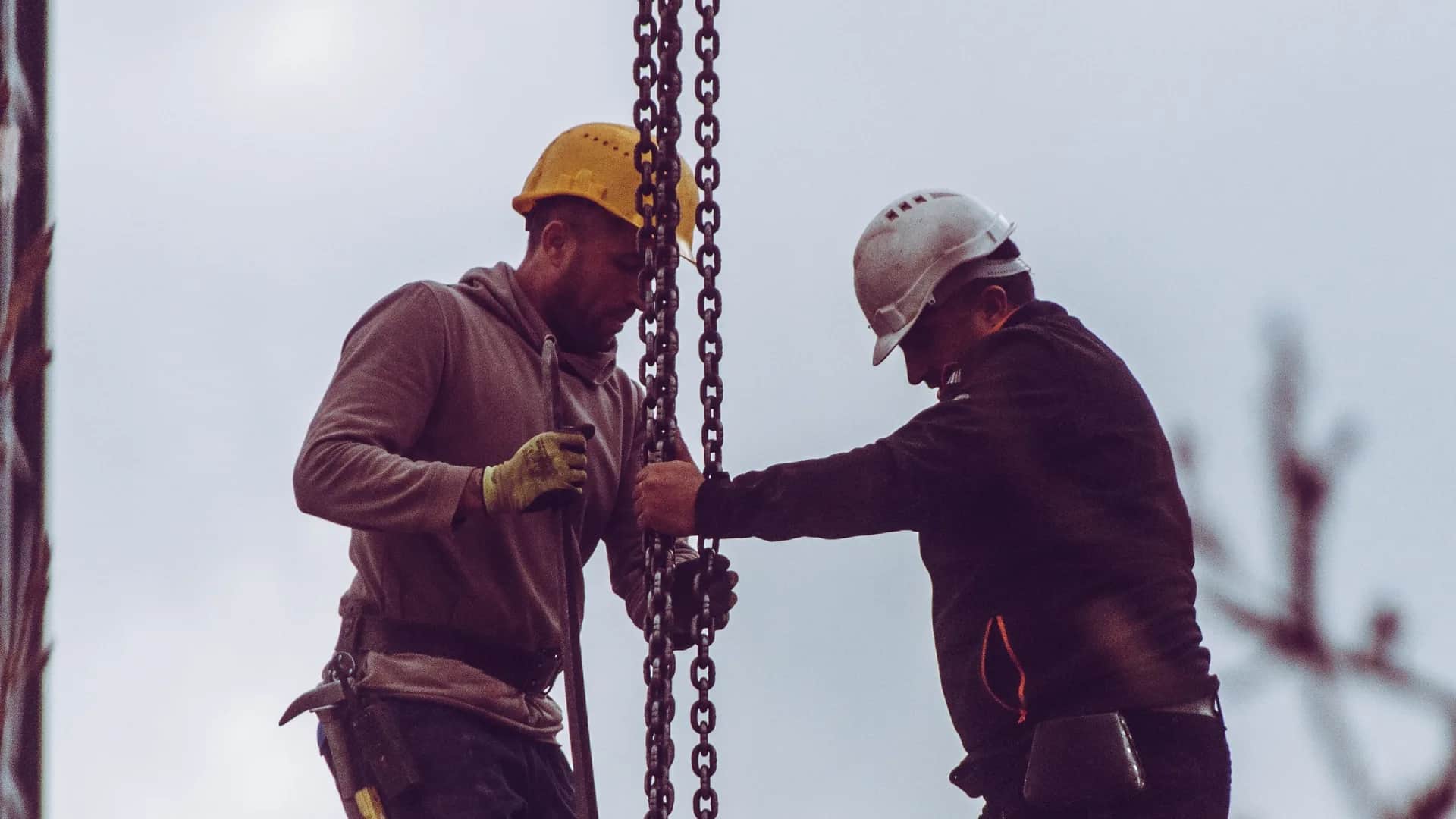 LEEA lifting supervisor inspecting chain slings and shackles during a certification renewal assessment in the UAE
