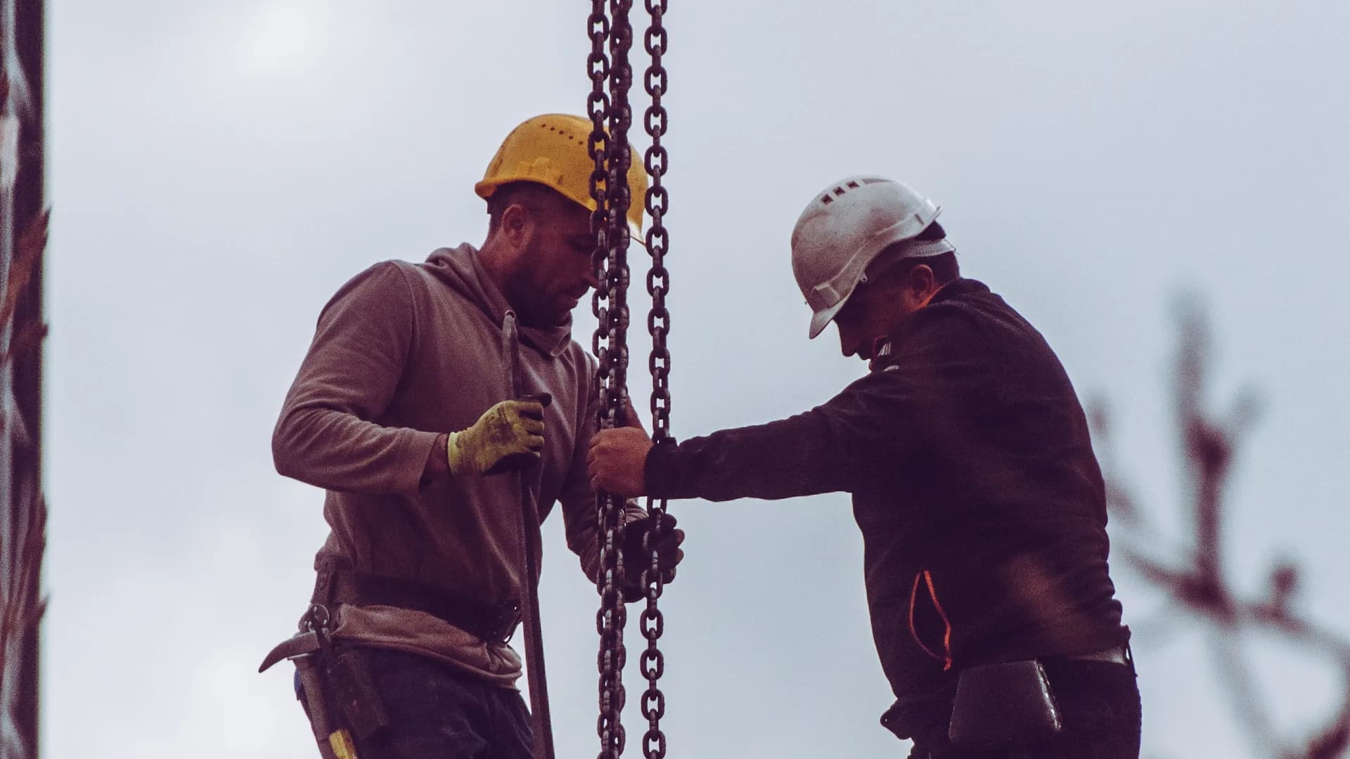 LEEA lifting supervisor inspecting chain slings and shackles during a certification renewal assessment in the UAE