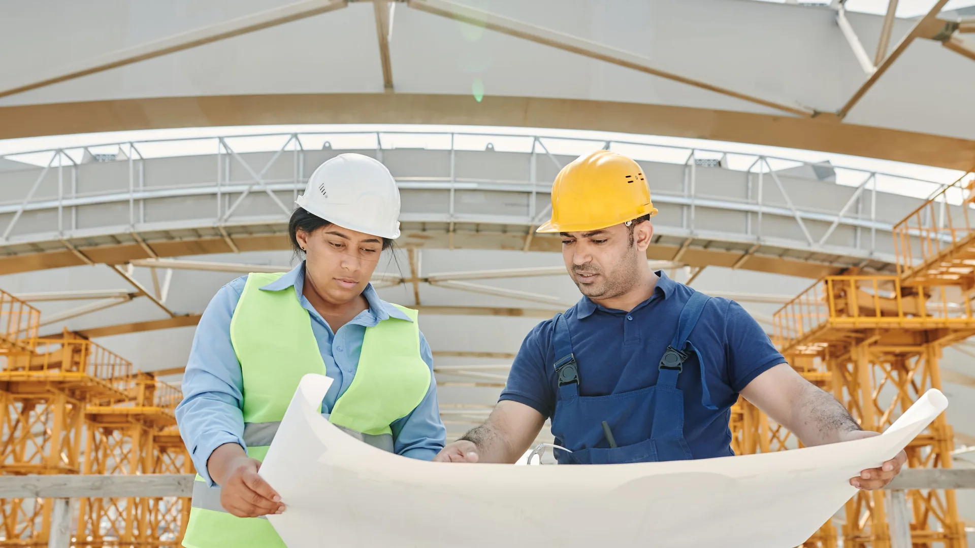 LEEA lifting operations training course in Dubai, with delegates planning a crane lift and reviewing method statements